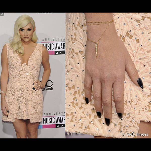 No American Music Awards 2012 as unhas stiletto de Kesha ficaram mais discretas com esmalte preto e uma fina camada de brilho por cima